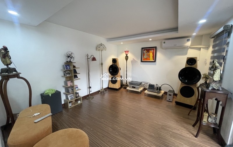 Phố Đặng Văn Ngữ: Nhà 5 tầng, MT5m, lối thông Xã Đàn; An ninh cao, 8.15TỶ